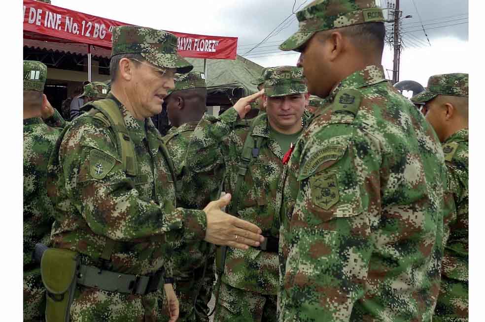 ¿Qué hacía Alzate de civil en una zona roja?