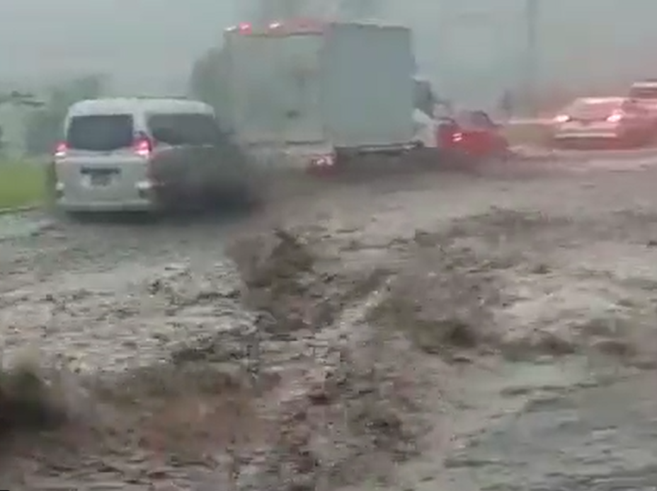 Video: aguacero inundó completamente la vía de Bogotá-Melgar entre Silvania y Granada