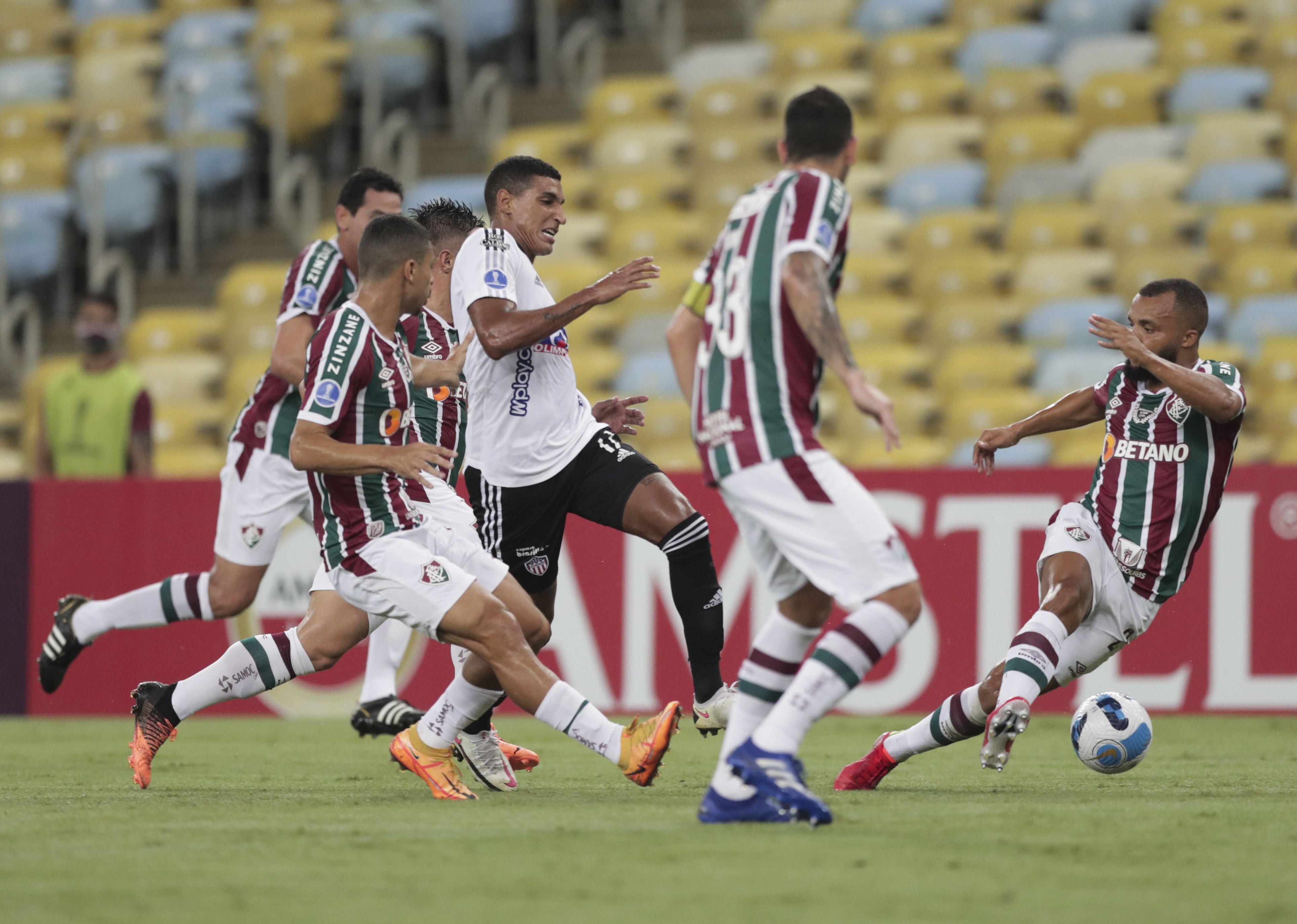 AME6824. RÍO DE JANEIRO (BRASIL), 04/05/2022.- Gabriel Fuentes (c) de Junior avanza con el balón hoy, en un partido de la Copa Sudamericana entre de Fluminense y Junior FC en el estadio Maracaná en Río de Janeiro (Brasil). EFE/ANDRE COELHO