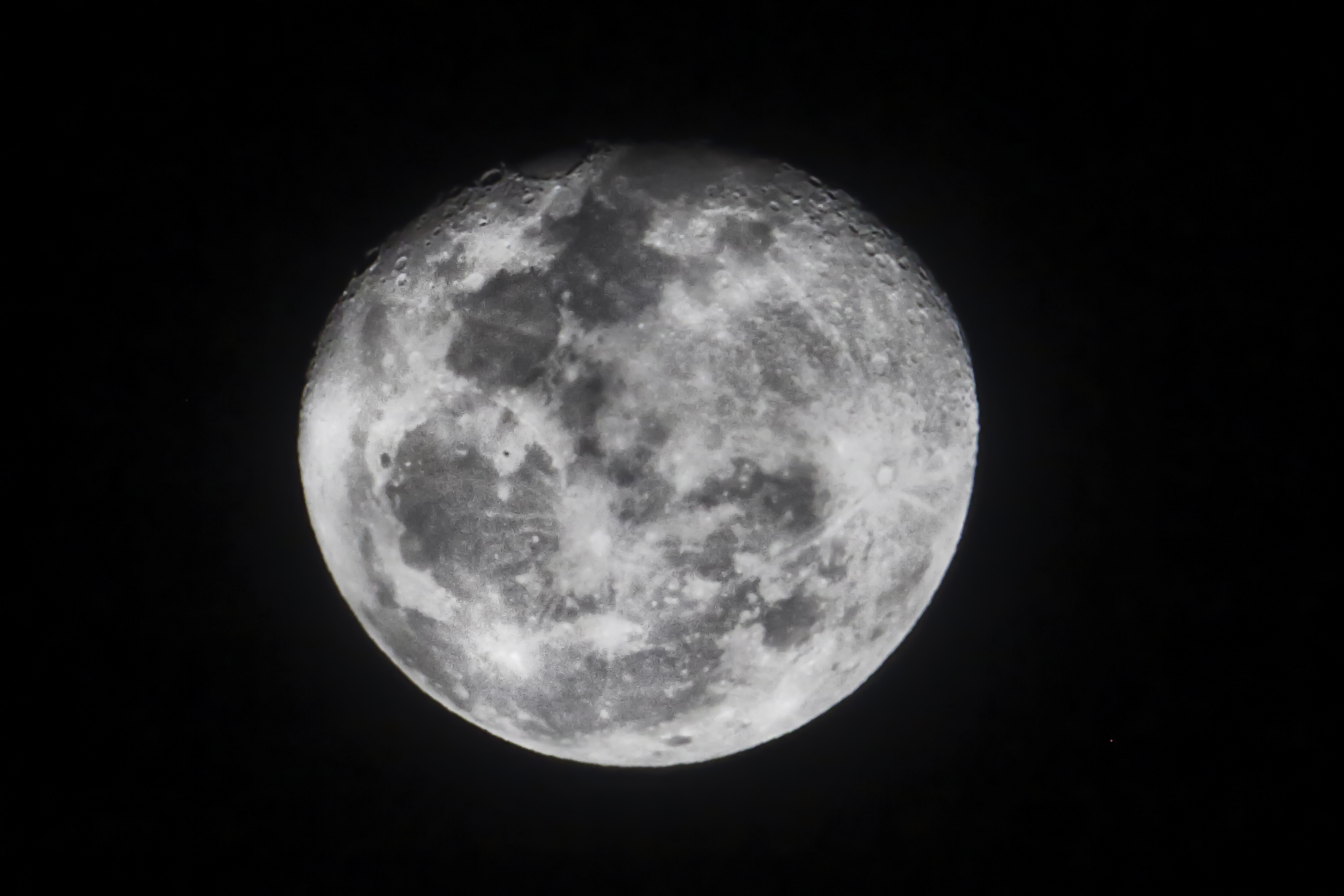 Los minerales de la Luna se estarían oxidando debido al “viento terrestre”