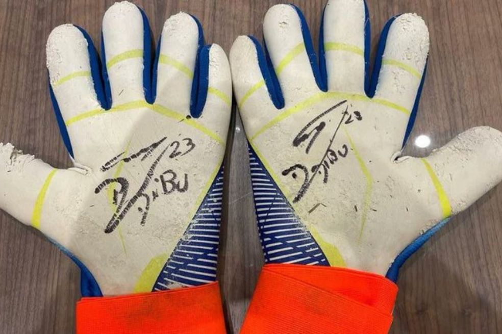 Dibu Martínez subasta los guantes que usó en el Mundial de Catar: ¿cómo participar?