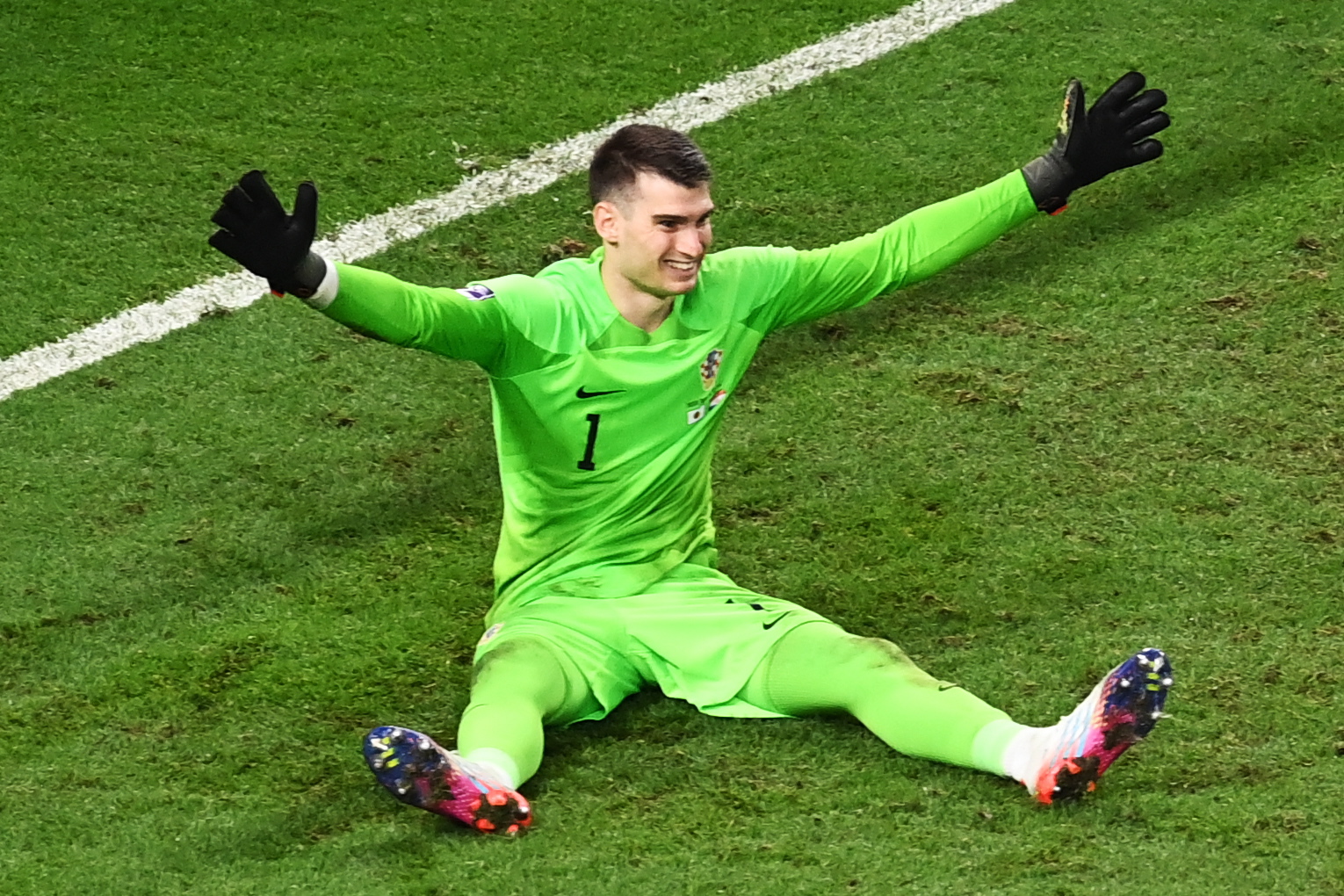 Al Wakrah (Qatar), 05/12/2022.- Goalkeeper Dominik Livakovic of Croatia celebrates saving a penalty taken by Maya Yoshida of Japan during the FIFA World Cup 2022 round of 16 soccer match between Japan and Croatia at Al Janoub Stadium in Al Wakrah, Qatar, 05 December 2022. (Mundial de Fútbol, Croacia, Japón, Catar) EFE/EPA/Georgi Licovski