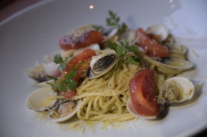 Receta para preparar linguini con almejas y tomates asados
