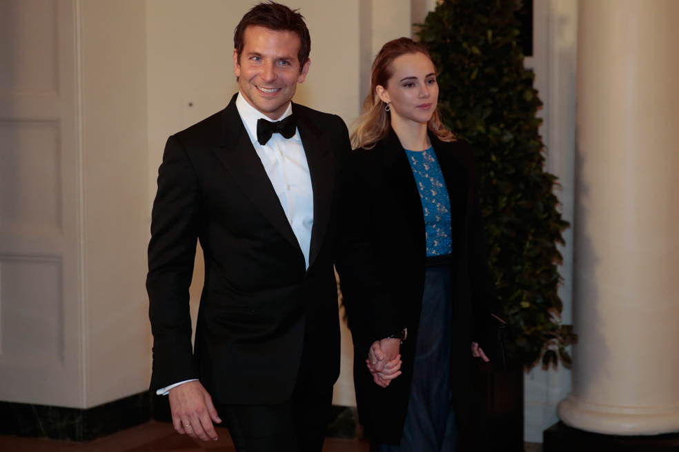 Bradley Cooper demuestra su lado más romántico con Suki Waterhouse
