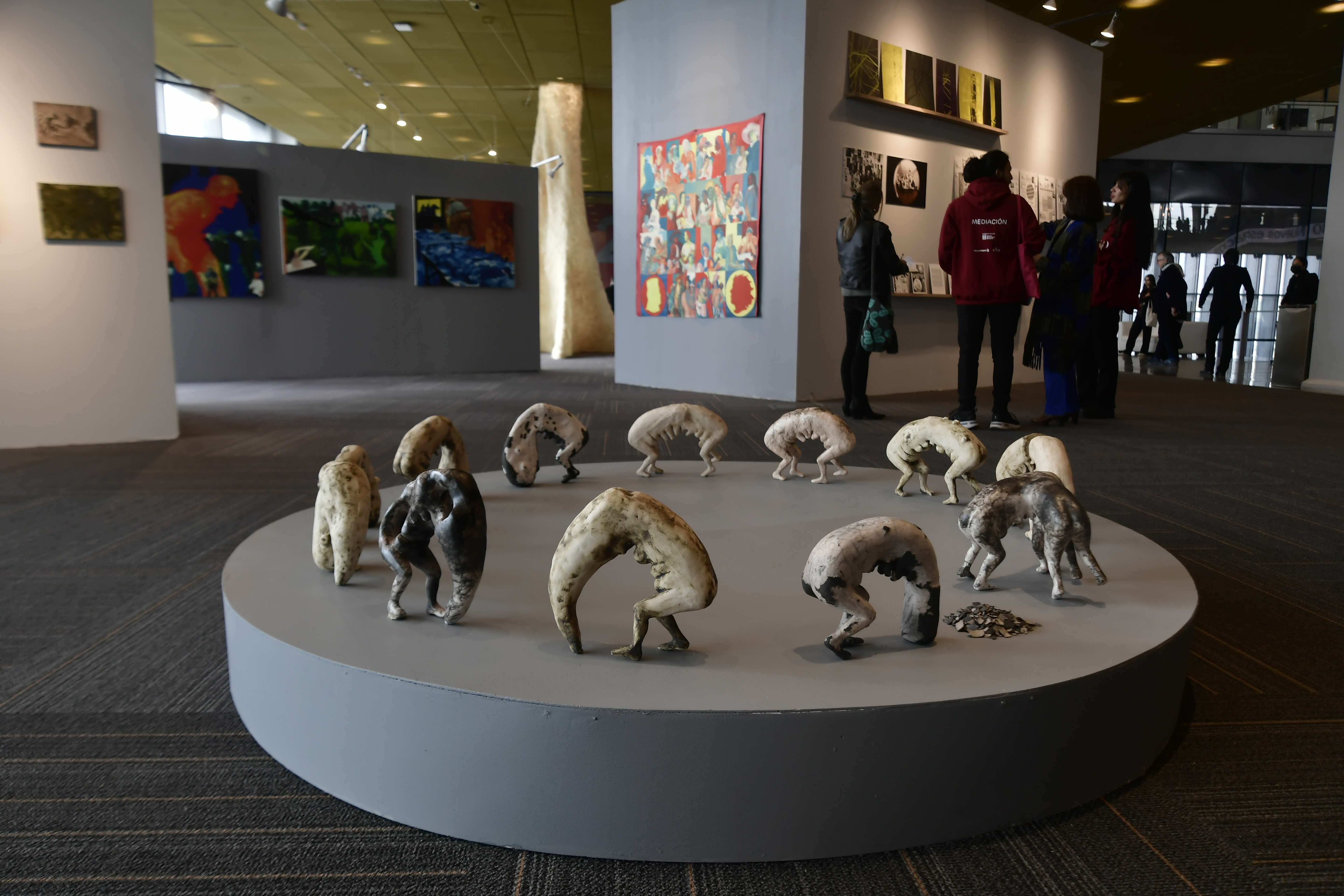 Exposición de obras de arte y asistentes a esta feria.