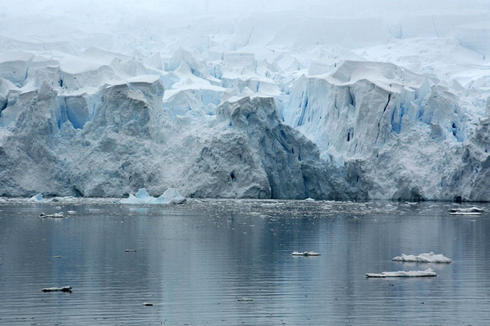 Un enorme bloque de hielo, a punto de despegarse de la Antártida