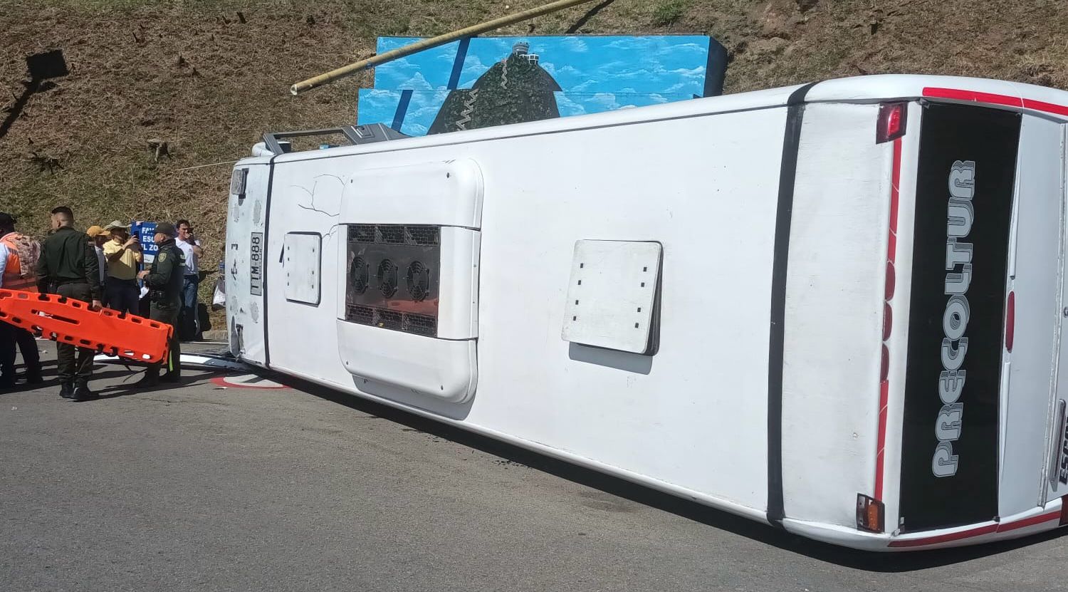 Bus turístico se volcó en entrada de la Piedra del Peñol de Guatapé: hay 12 heridos