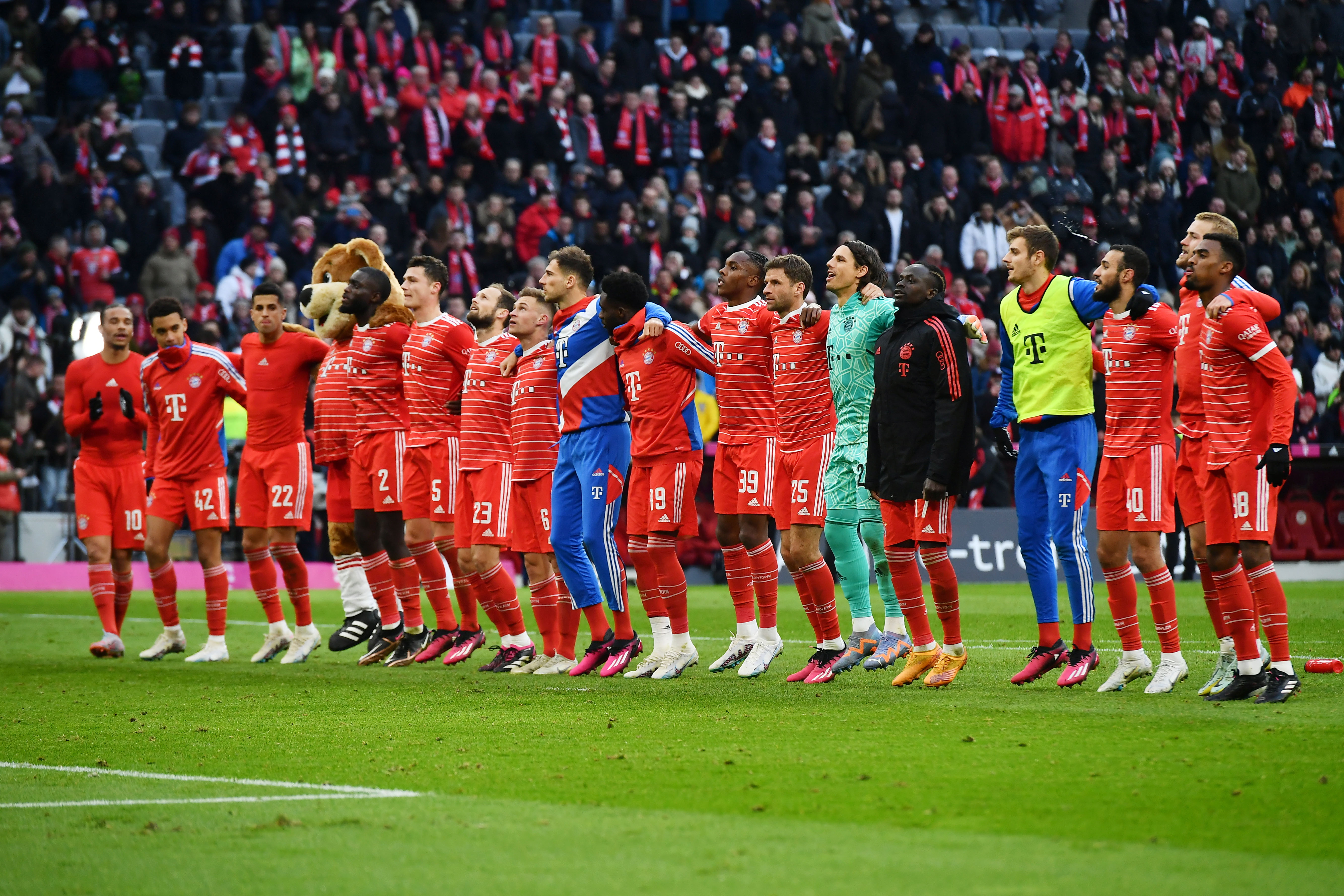 Bundesliga: Bayern Múnich le ganó derbi al Augsburgo y mantuvo el liderato