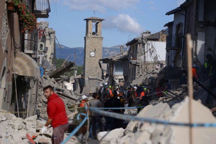Ascienden a 367 los muertos tras sismo en Italia