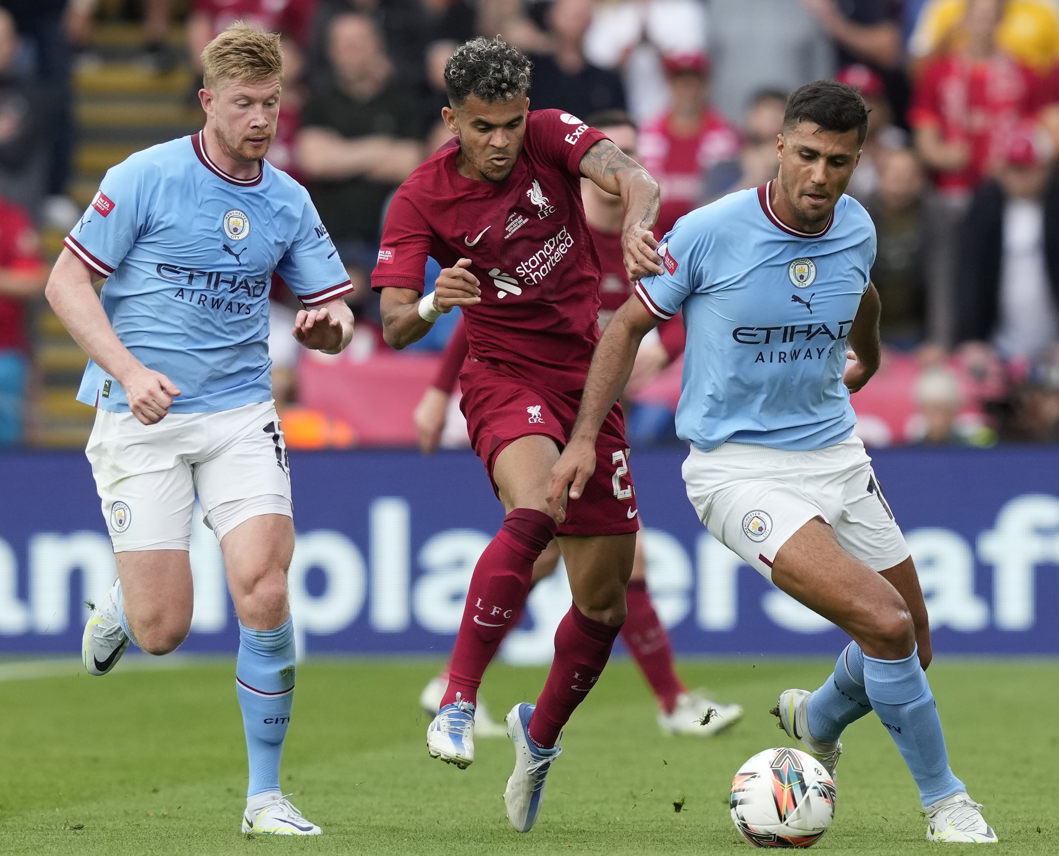 Leicester (United Kingdom), 30/07/2022.- Liverpool's Luis Diaz (C) in action against Manchester City's Kevin De Bruyne (L) and Rodri (R) during the FA Community Shield soccer match between Liverpool FC and Manchester City in Leicester, Britain, 30 July 2022. (Reino Unido) EFE/EPA/Andrew Yates EDITORIAL USE ONLY. No use with unauthorized audio, video, data, fixture lists, club/league logos or 'live' services. Online in-match use limited to 120 images, no video emulation. No use in betting, games or single club/league/player publications