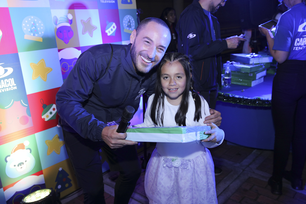 Talento Caracol TV disfrutó de la ciclovía nocturna y entregó regalos a niños