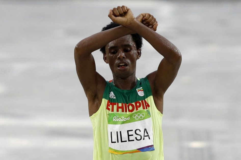 Feyisa Lilesa, atleta etíope. Foto: AFP