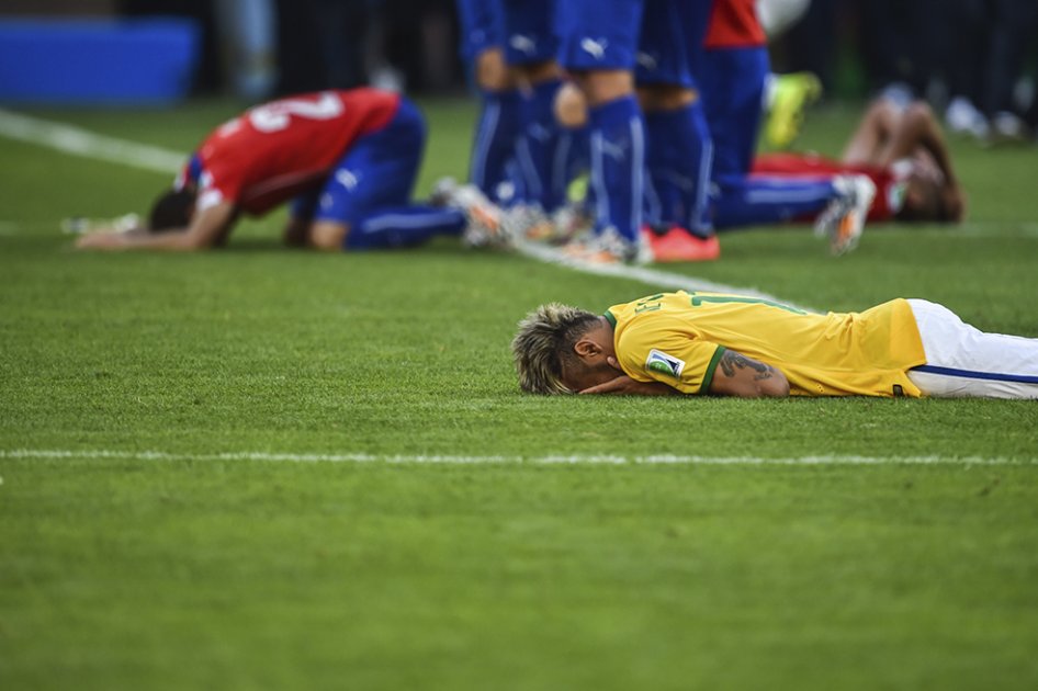 Neymar llega cojeando a la concentración de Brasil