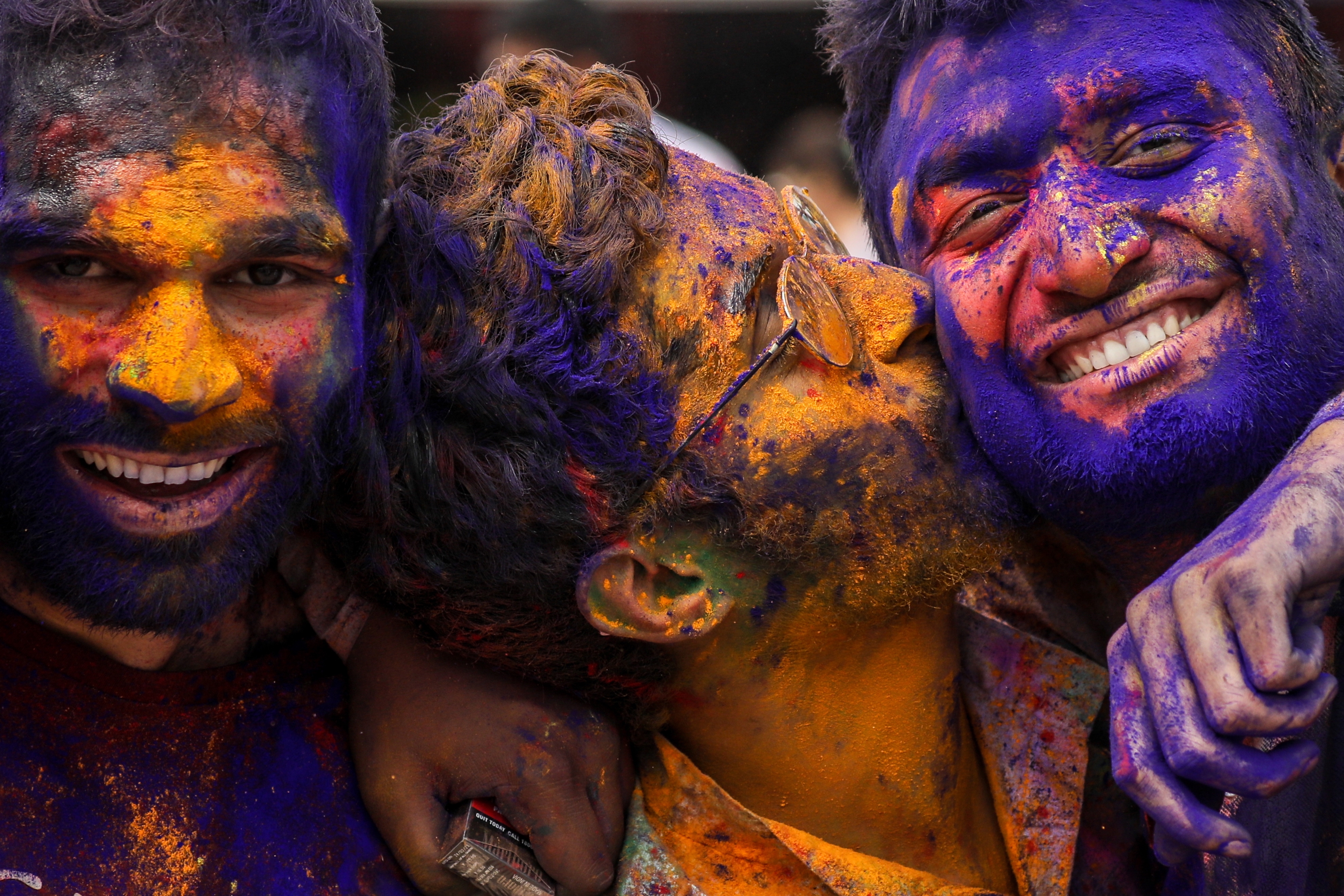 -FOTODELDÍA- MUMBAI (INDIA), 07/03/2023.- Un grupo de personas celebra el festival del Holi manchados de polvos de colores, este martes en Mumbai India. El Holi, también conocido como el Festival de los Colores, es un antiguo festival hindú que simboliza la victoria del bien sobre el mal y marca la llegada de la primavera. EFE/ Divyakant Solanki