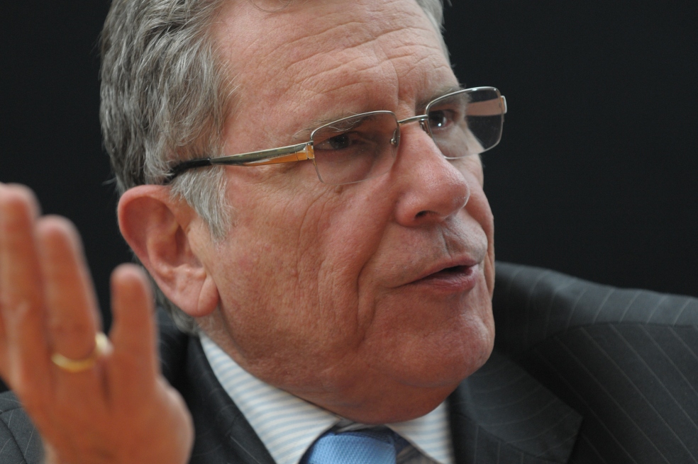 Archivan indagación contra exministro Carlos Holguín por nexos con “Don Diego”