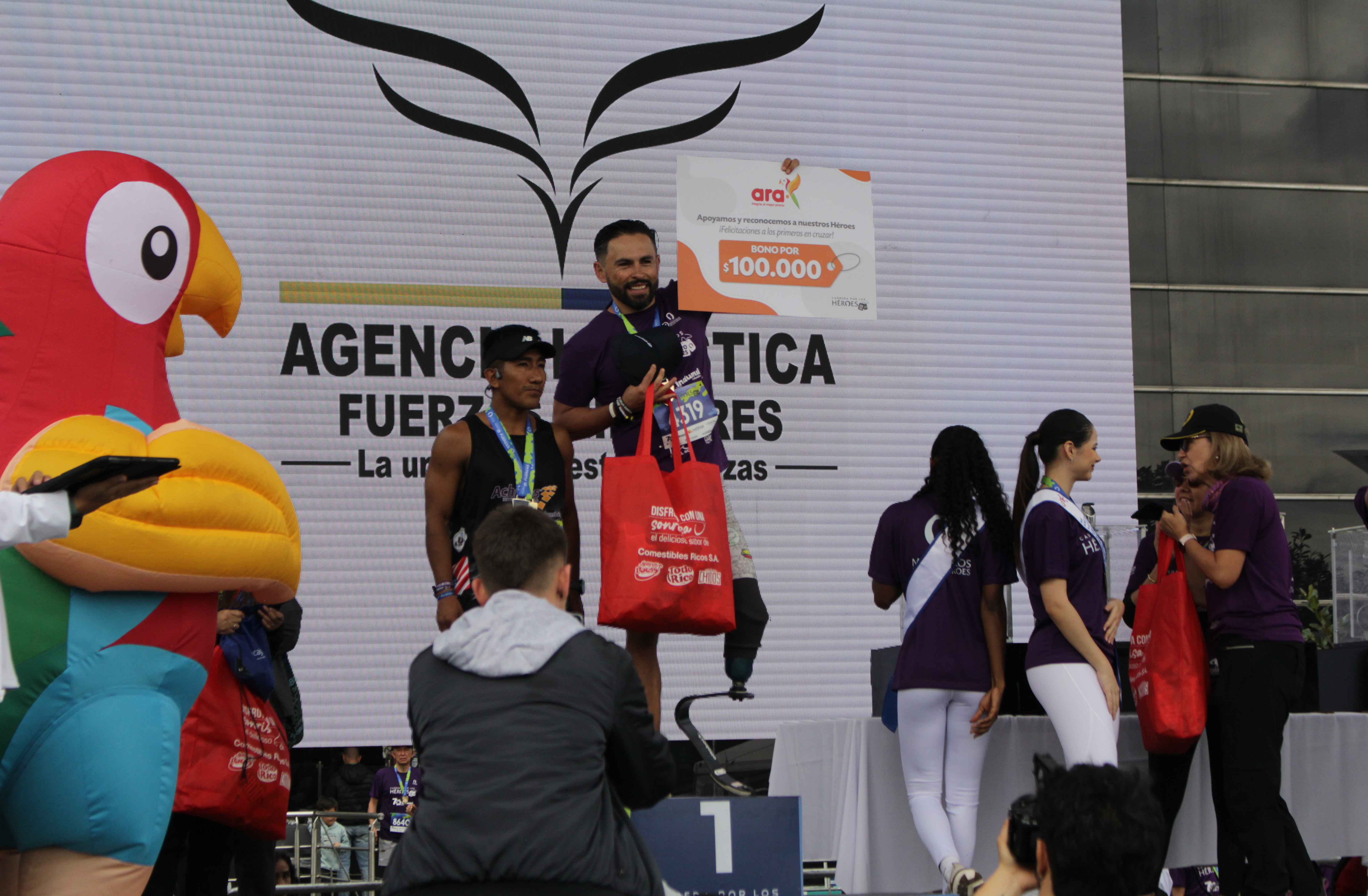 Daniel recibió un premio en la Carrera por los Héroes 2025. El cabo ha participado en mundiales de atletismo, maratones, biatlones y triatlones, y entrena y rehabilita a veteranos.