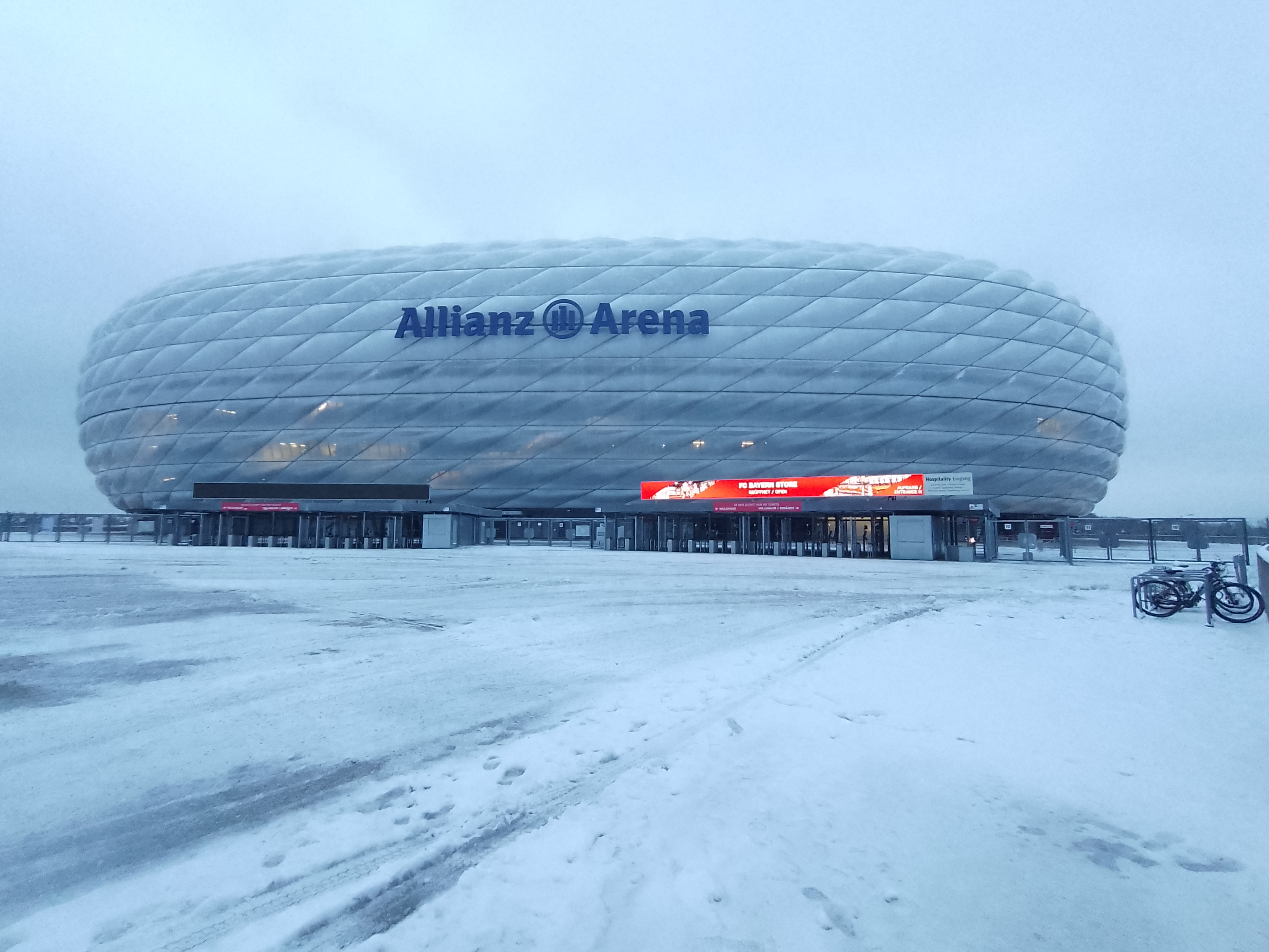 Construido en ETFE, un polímero alternativo y ecológico, el Allianz Arena de 75 mil espectadores, es la casa del Bayern Múnich y uno de los templos más importantes del fútbol mundial.
