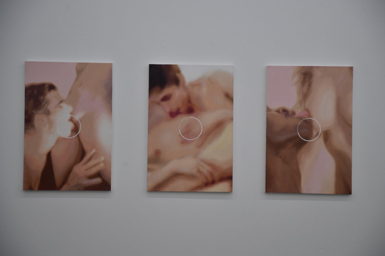 Obras de la serie “Deseo suspendido” de Felipe Lozano, en donde “las imágenes pornográficas aparecen desenfocadas tras un símbolo “de cargando” que permanece eternamente detenido”.