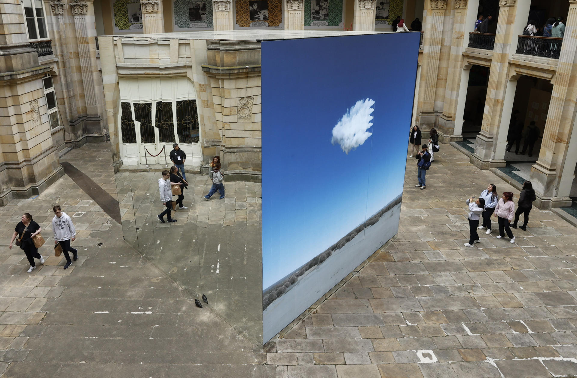 FOTODELDÍA AME1801. BOGOTÁ (COLOMBIA), 23/09/2025.- Fotografía de la obra Surrender (Flag), del artista irlandés John Gerrard, durante la Bienal de Arte y Ciudad BOG25 en el Palacio de San Francisco este martes, en Bogotá (Colombia). EFE/ Mauricio Dueñas Castañeda
