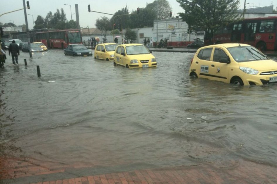 En la Avenida Caracas con Calle Primera las lluvias generaron inundaciones que ya son atendidas por las autoridades. /Idiger