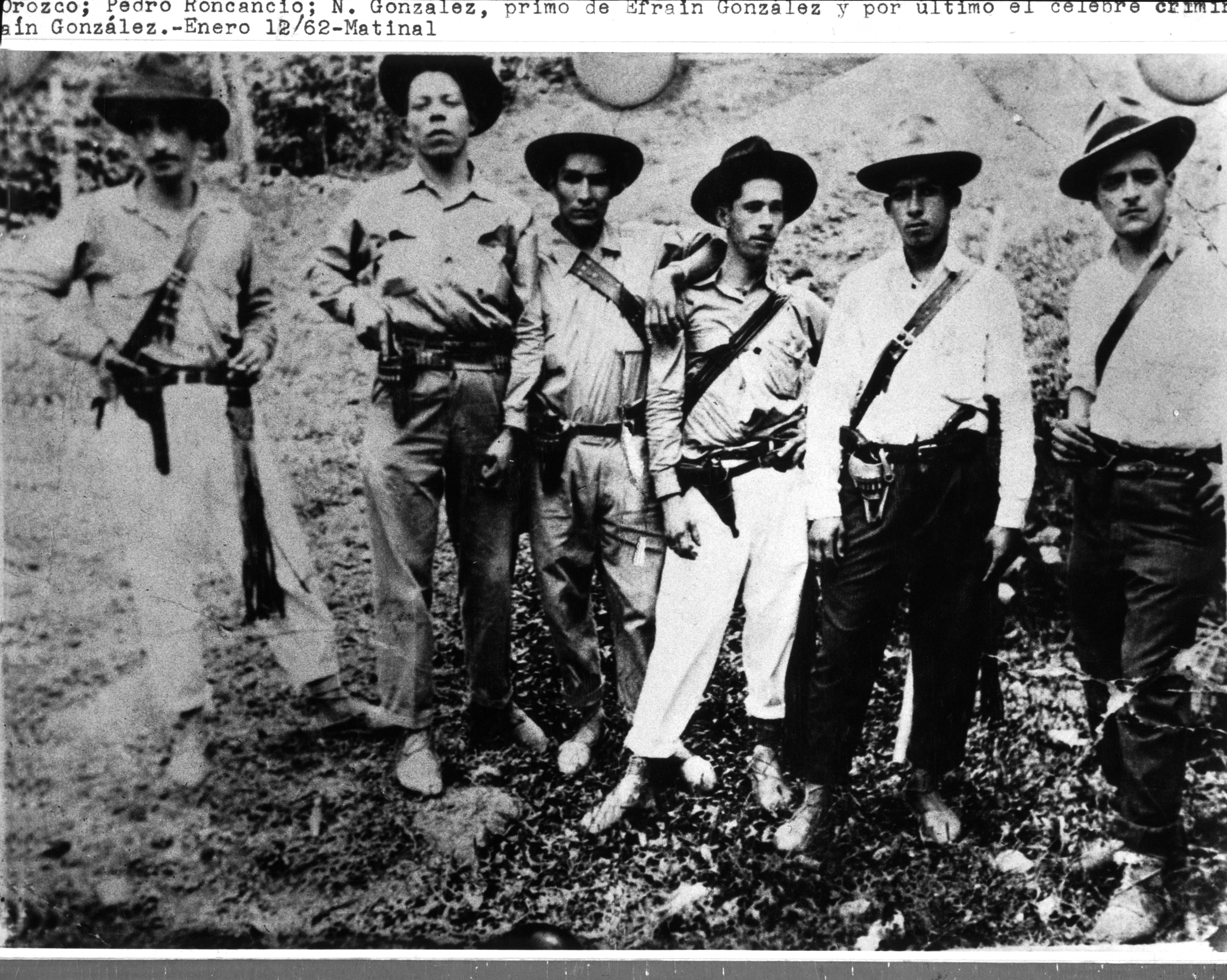 Un grupo de “pájaros” de la época de La Violencia, entre ellos, Efraín González Téllez.