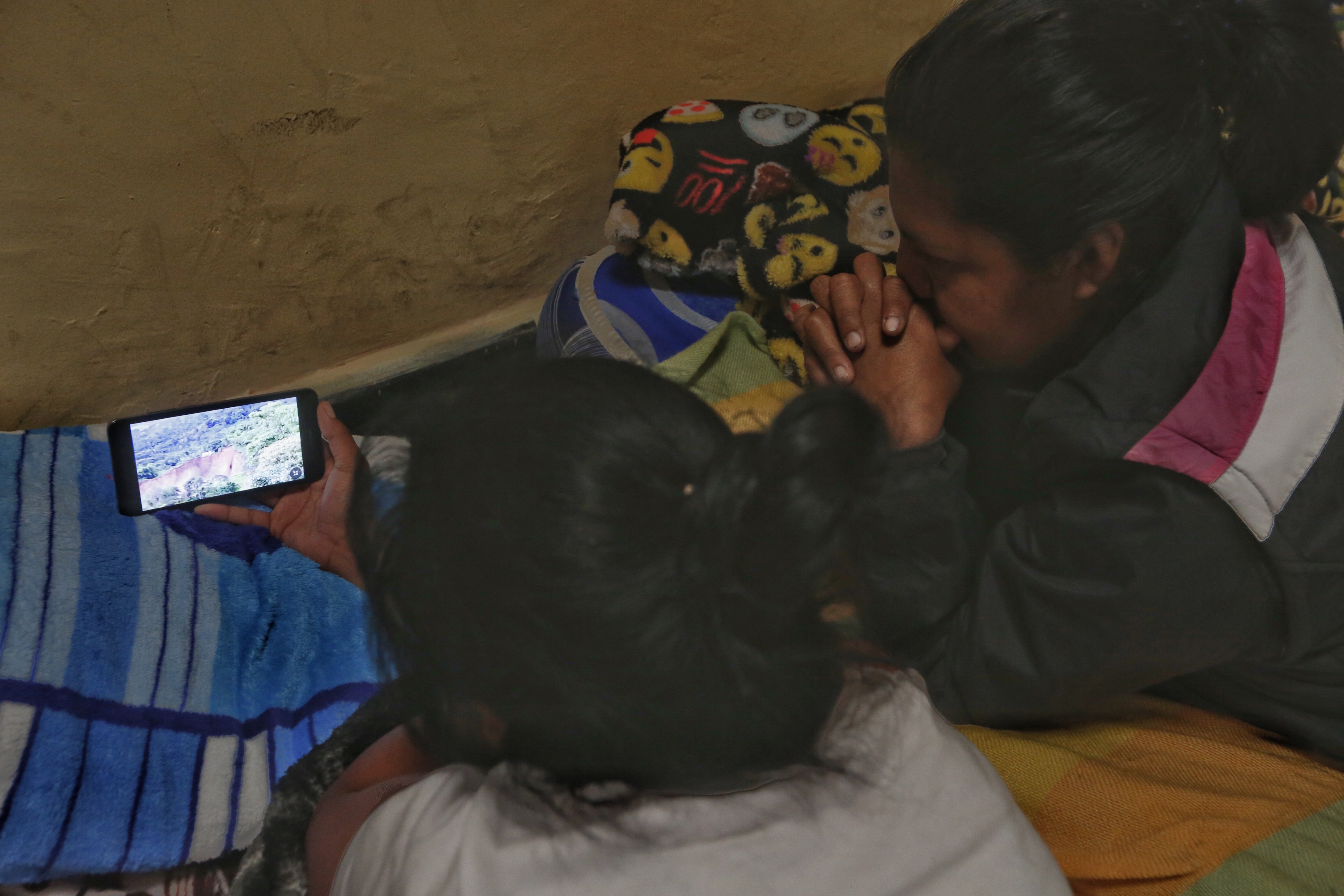 AME5927. ROSAS (COLOMBIA), 12/01/2023.- Dos mujeres al interior de un albergue observan el video del derrumbe del pasado lunes por el que están damnificadas, hoy, en Rosas, departamento del Cauca (Colombia). Más de 900 personas se vieron afectadas tras el derrumbe en el municipio de Rosas, en el departamento colombiano del Cauca, mientras que la Vía Panamericana, principal carretera del suroeste del país, sigue cerrada. El derrumbe ocurrió el lunes en el municipio de Rosas en donde el deslizamiento arrasó con viviendas de varias veredas (aldeas) de la zona La Soledad. EFE/ Ernesto Guzmán