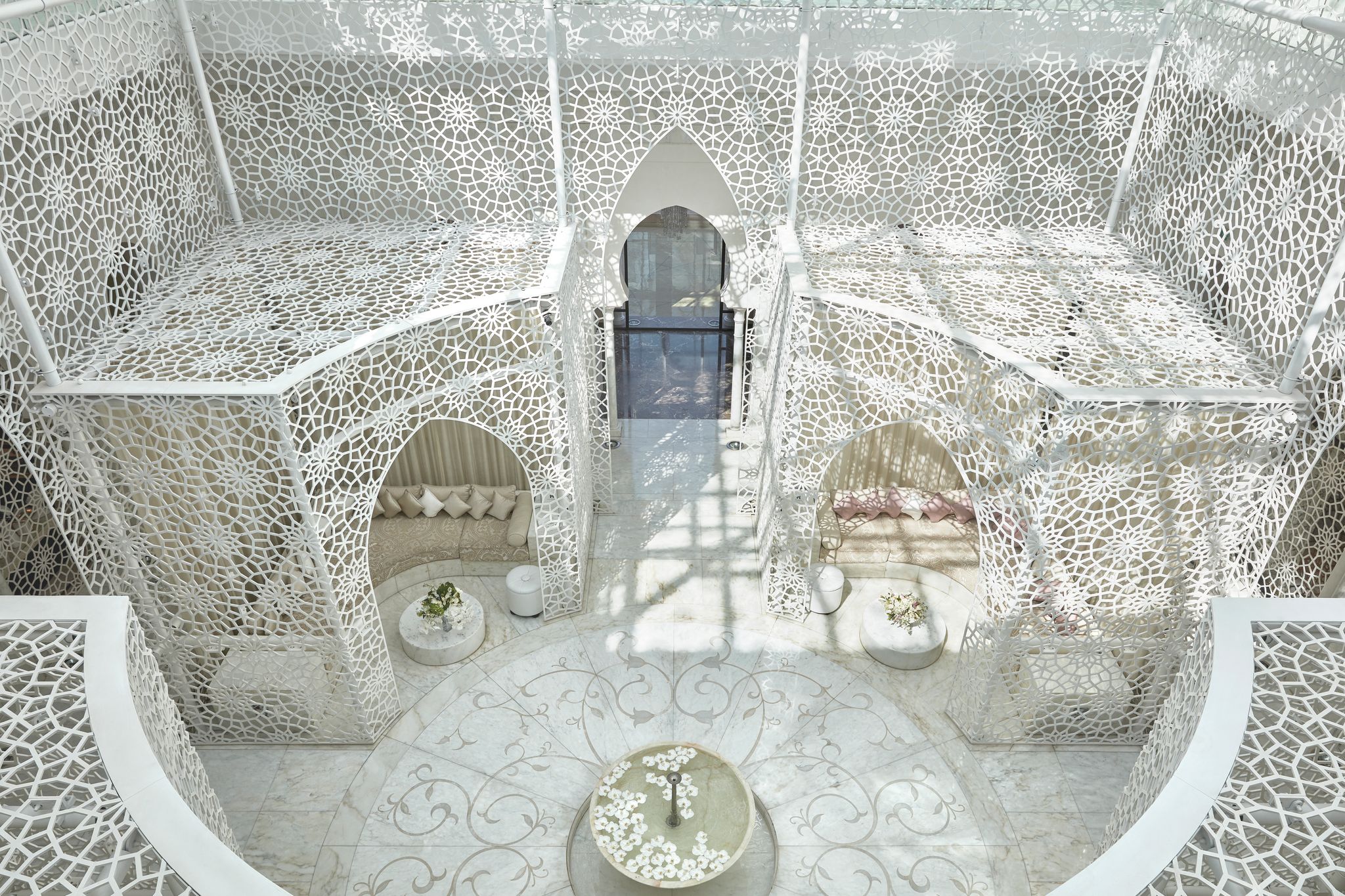 Un imperdible es el Royal Mansour Spa, nombrado el mejor spa de hotel del mundo, para experimentar una auténtica experiencia de hammam marroquí. Una joya escondida donde la pureza del mármol blanco nacarado y el suave murmullo de las fuentes preparan el escenario para la relajación pura utilizando ingredientes de la más alta calidad como el aceite de argán y la arcilla de las montañas del Atlas.