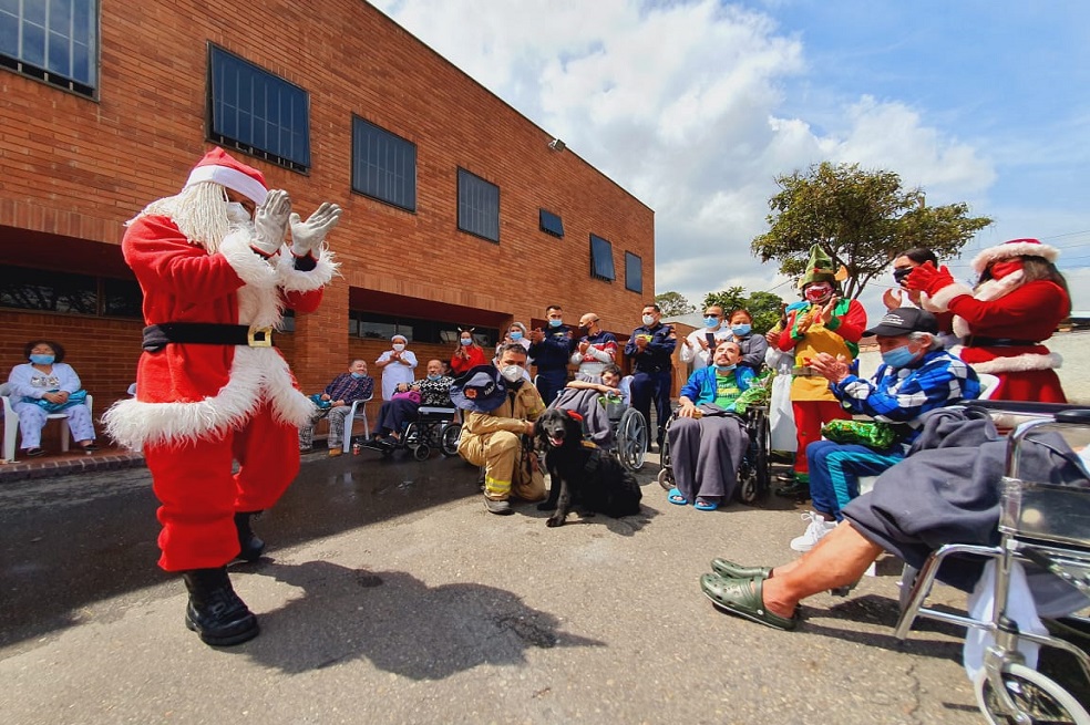 Disfrazados de Papá Noel, Bomberos de Bogotá repartieron regalos en hospitales