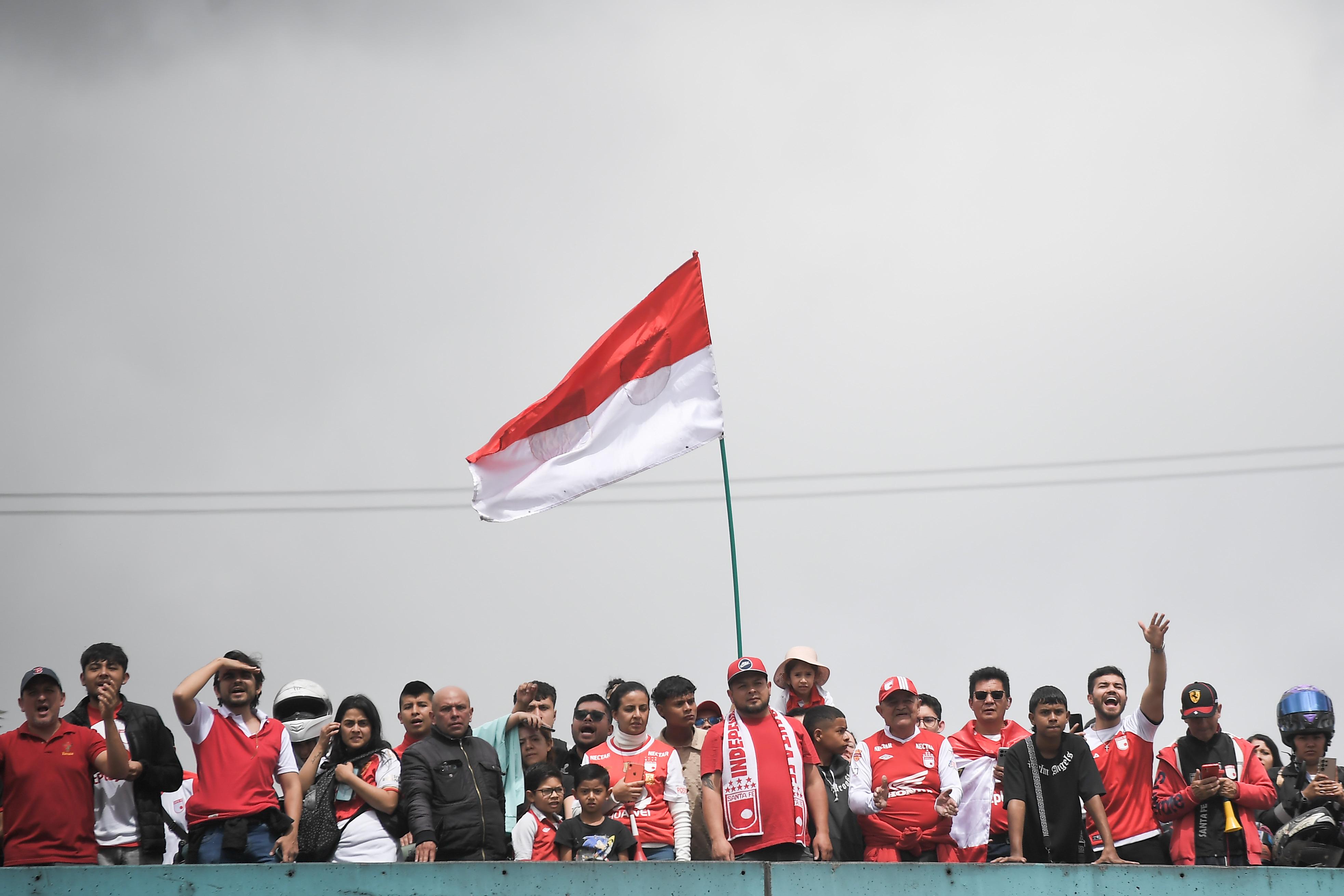 Las calles de Bogotá se desbordaron para festejar el título de Independiente Santa Fe, que le ganó el domingo al DIM y celebró el décimo título de su historia. Así fue la fiesta de la caravana.