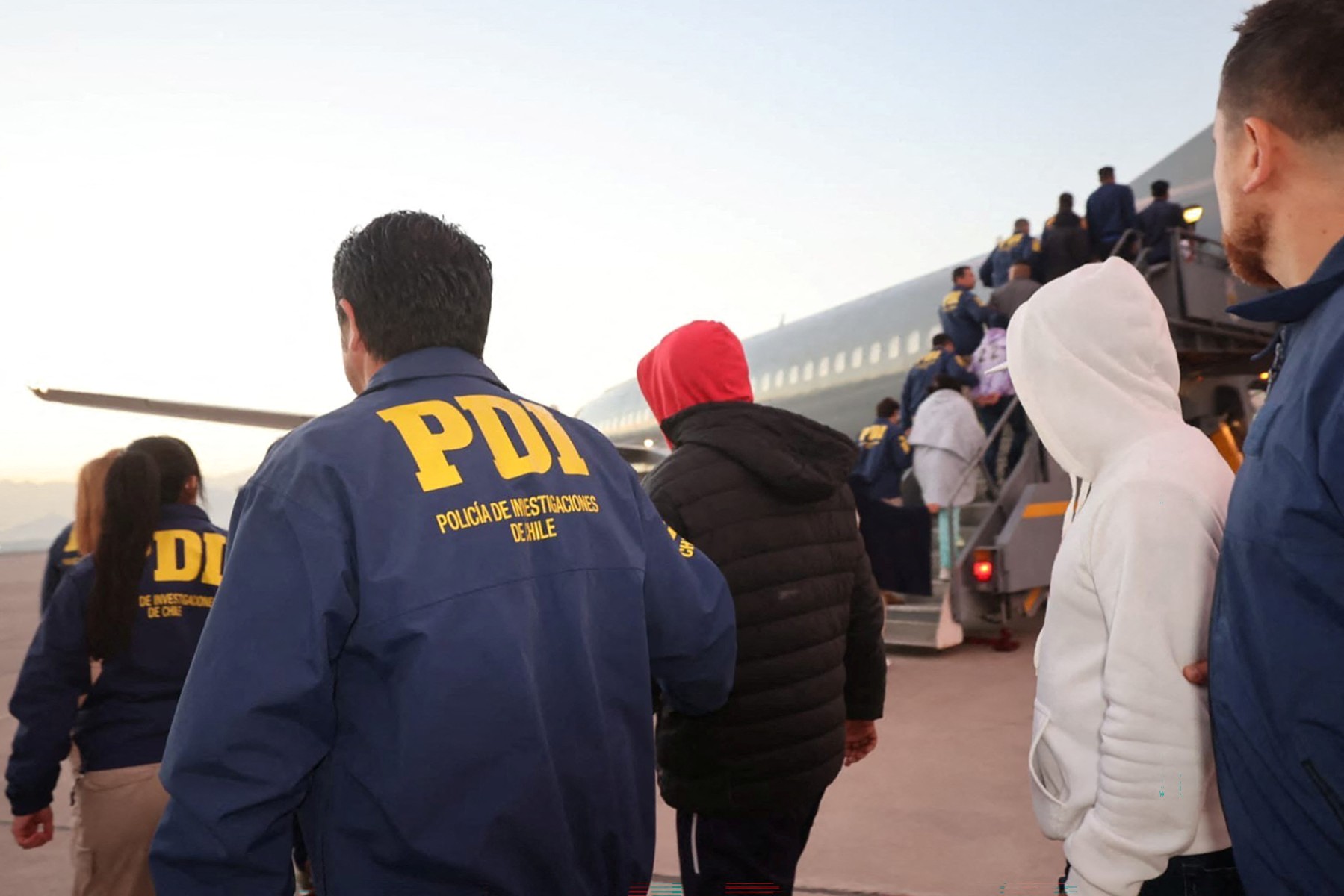 Chile sigue deportando colombianos: el gobierno Kast impulsó su tercer vuelo de expulsión