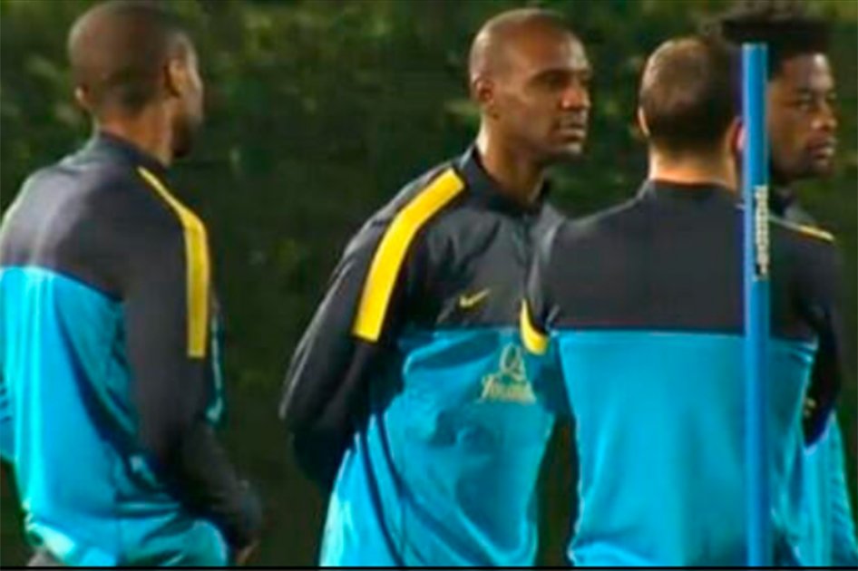 Eric Abidal volvió a entrenar con sus compañeros del Barcelona