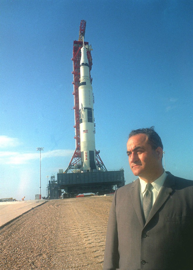 Rocco Petrone junto al cohete Saturno V.Nasa“Era tratado con la misma mezcla de asombro y respeto que los jugadores le dan a Vince Lombardi”, señaló alguna vez el diario The Washington Post, intentando explicar su importancia. Lombardi, contemporáneo de Petrone, continúa siendo para muchos aficionados el entrenador más legendario de fútbol americano.El 16 de julio de 1969, hace exactamente cincuenta años, Petrone intentó explicar lo que estaba pasando en la sala de control mientras el conteo regresivo llegaba a cero para que el Saturno V despegara: “Tú podías sentir la tensión. Había una cierta cantidad de, digamos, electricidad estática en el aire”.