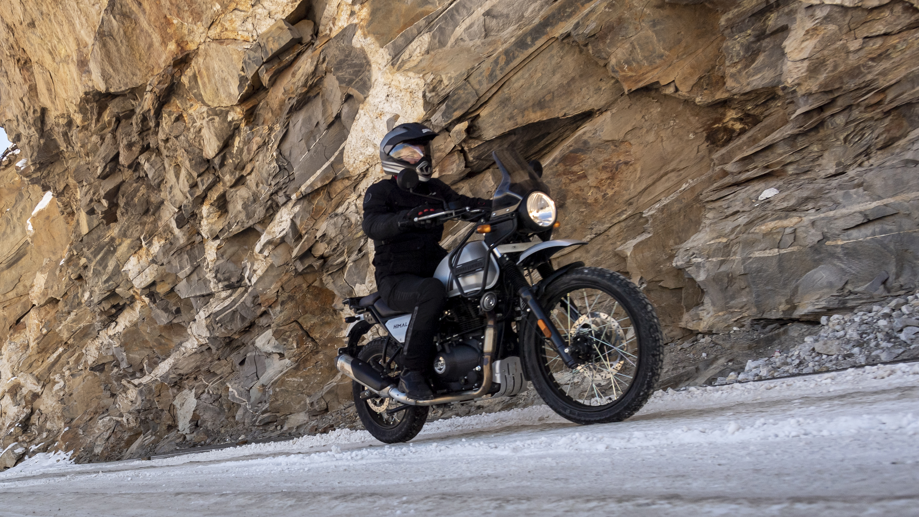 El sistema de navegación fue construido con Google Maps y se conecta a la aplicación móvil “Royal Enfield Latam” en el celular del piloto.