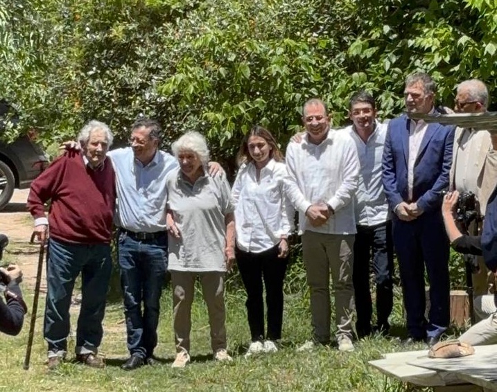Petro condecoró a Pepe Mujica en Uruguay