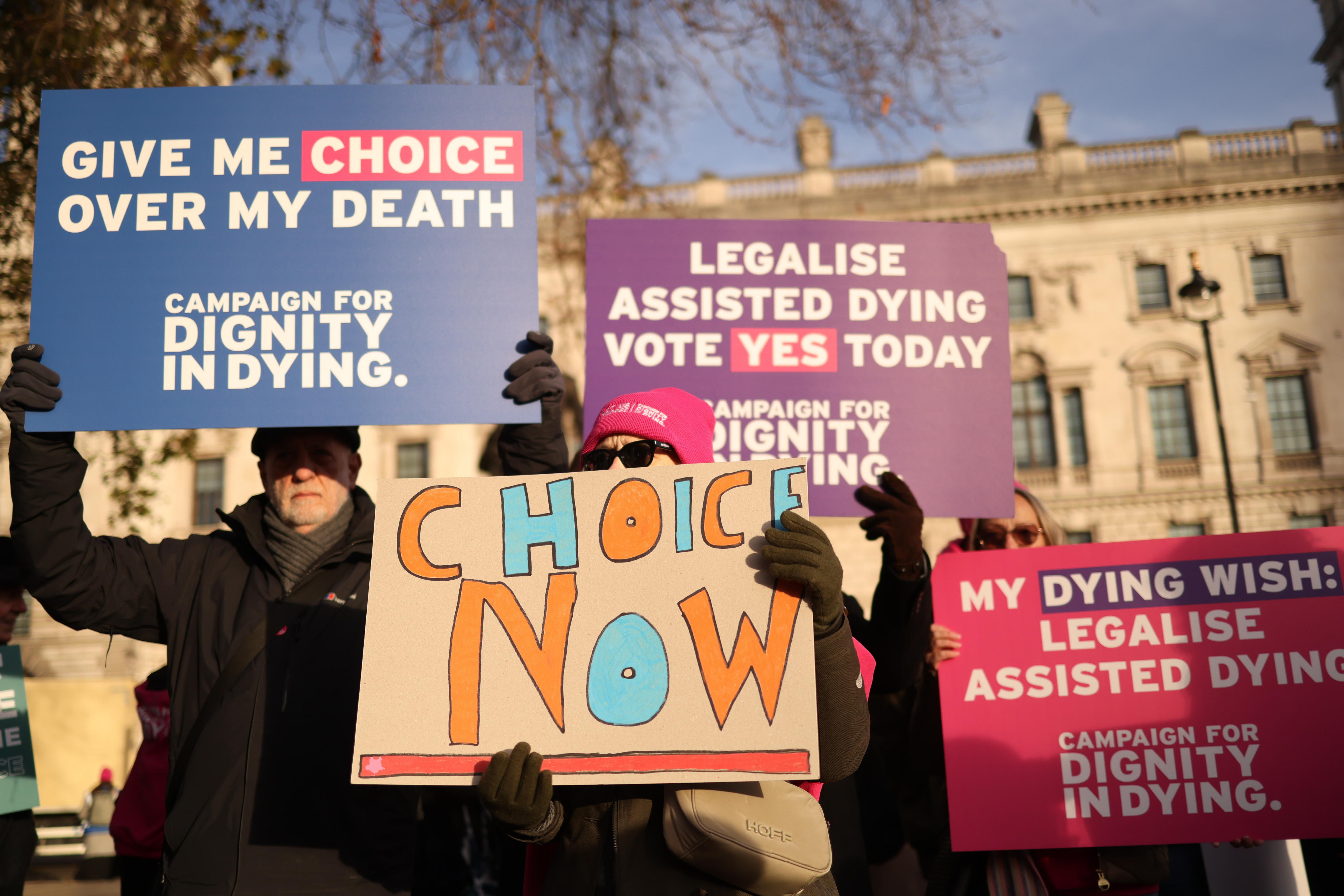 London (United Kingdom), 29/11/2024.- Activists supporting the Dignity in Dying campaign group protest on Parliament Square in London, Britain, 29 November 2024. UK MPs are debating a proposed law to legalise assisted dying in England and Wales. The Terminally Ill Adults (End of Life) Bill, would give people over 18 living in England and Wales that have been registered with a GP for 12 months and are diagnosed with a terminal illness the right to end their own life if they are expect to have less than six months to live. (Protestas, Reino Unido, Londres) EFE/EPA/NEIL HALL