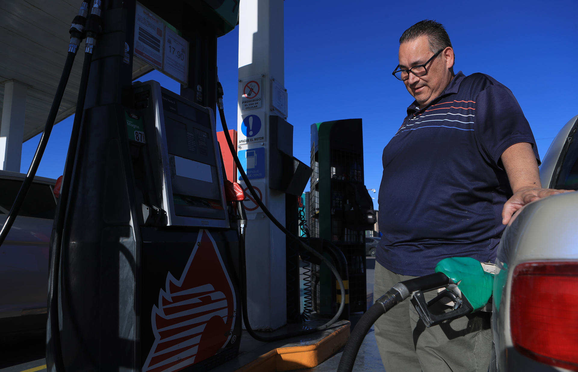 MEX9549. CIUDAD JUÁREZ (MÉXICO), 26/11/2025.- Una persona recarga un vehículo con gasolina en una estación este miércoles, en Ciudad Juárez (México). Empresarios de Ciudad Juárez, en la frontera con Estados Unidos, estimaron este miércoles pérdidas millonarias para la región, ante los bloqueos instalados desde hace tres días por agricultores y transportistas en el estado mexicano de Chihuahua, al tiempo que ciudadanos han reportado desabasto de combustible, lo que ha generado temor tras el cierre del cruce internacional de carga. EFE/ Luis Torres