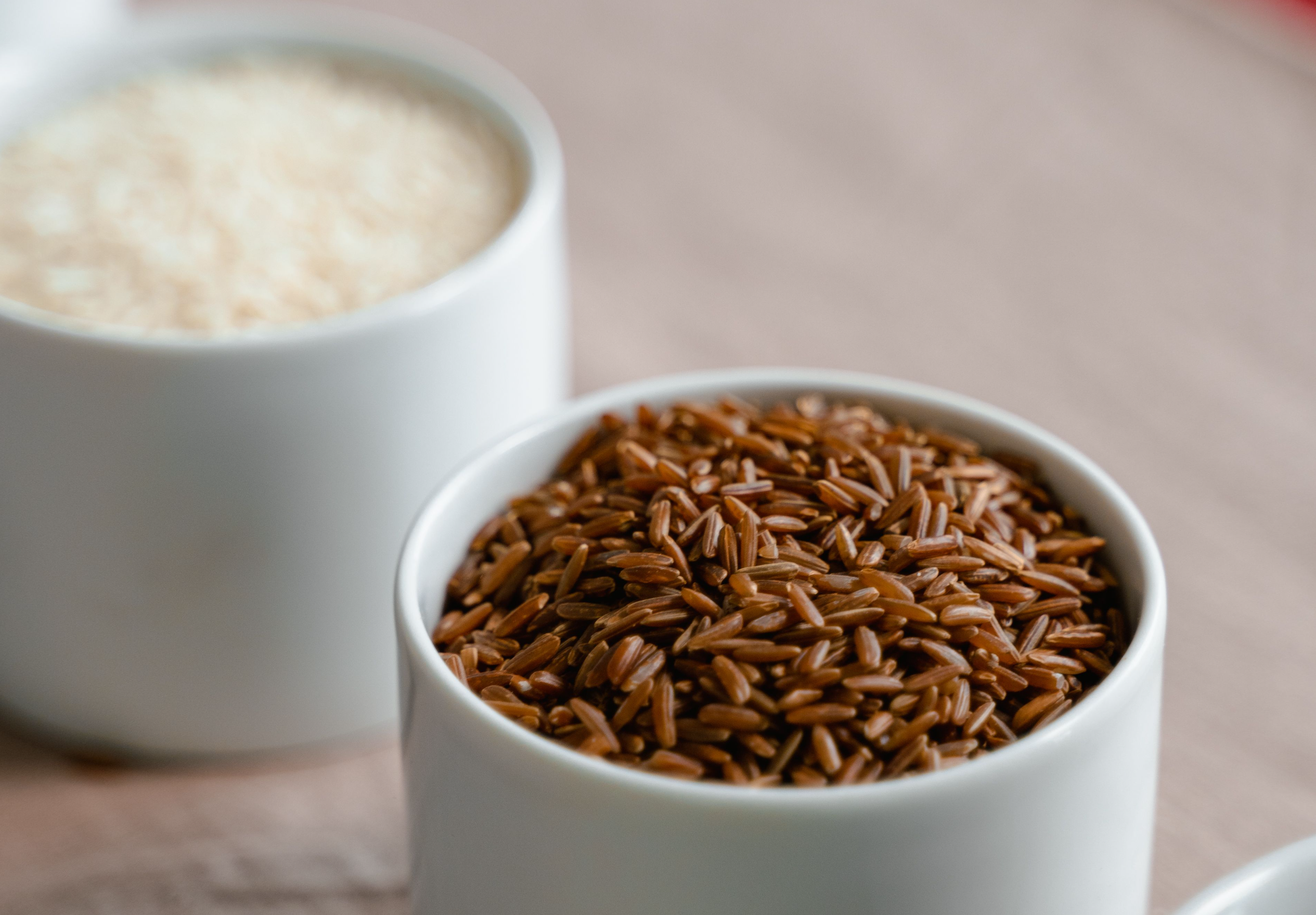 ¿Cuál es la diferencia entre arroz integral, glutinoso, blanco largo y cómo cocinarlos?