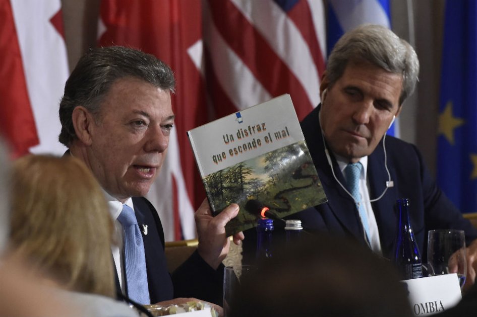 El presidente Juan Manuel Sntos presentó en Nueva York esta guía que se utiliza en los colegios de Colombia para prevenir que los niños campesinos caigan en minas antipersonal. / Presidencia