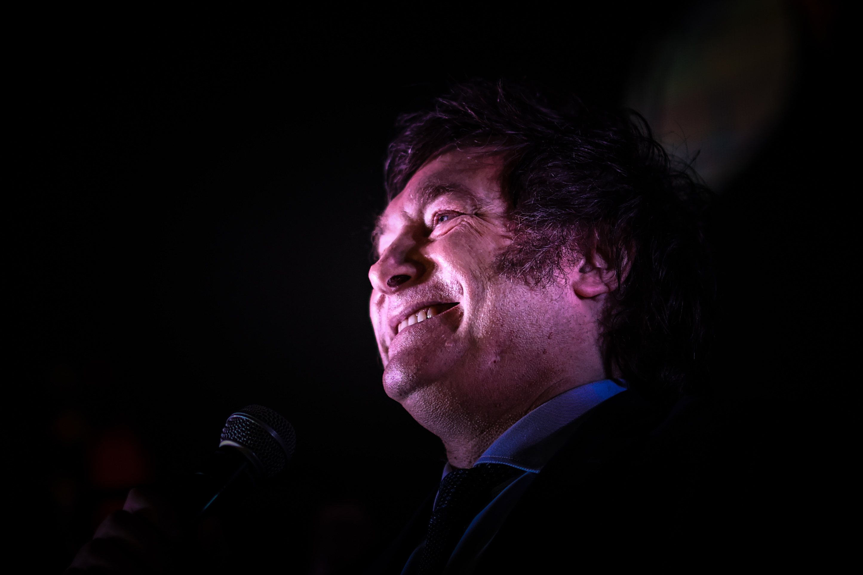AME9854. BUENOS AIRES (ARGENTINA), 22/10/2023.- El candidato presidencial Javier Milei habla tras conocerse los resultados de la primera vuelta de las elecciones argentinas, hoy, en Buenos Aires (Argentina). El candidato a la Presidencia de Argentina por La Libertad Avanza, el ultraderechista liberal Javier Milei, ha logrado con su lucha 'anticasta' y su provocador carisma captar la atención de los jóvenes y desencantados con la política, y de este modo pasar a la segunda vuelta de la elecciones, que disputará con el oficialista Sergio Massa. EFE/ Juan Ignacio Roncoroni
