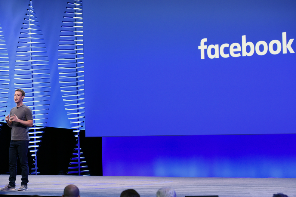 Crece el escándalo de datos de Facebook a la espera del testimonio de Zuckerberg