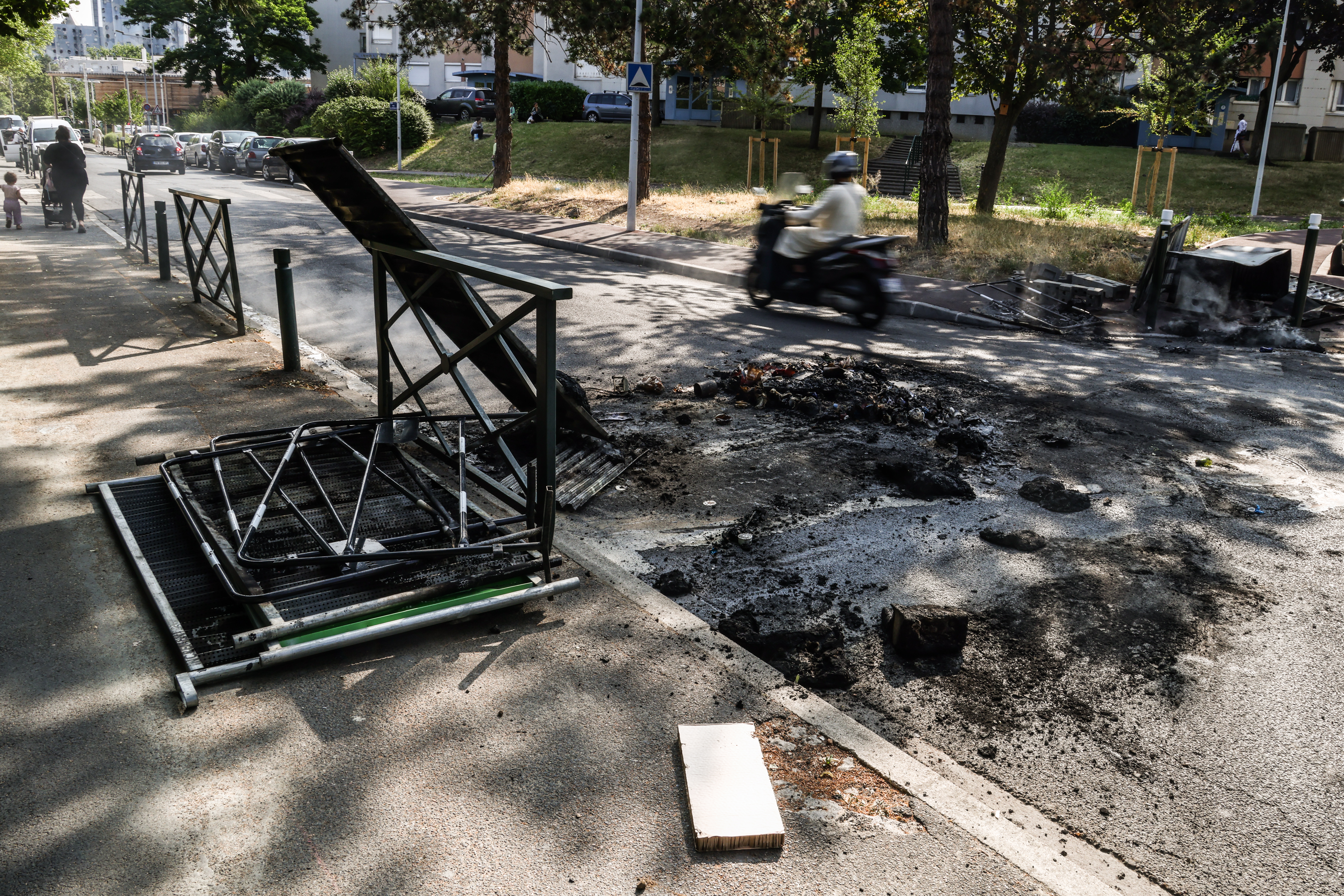 Nanterre (France), 28/06/2023.- A motocyclist passes burnt out cars and debris on avenue Pablo Picasso following a night of civil unrest, in Nanterre, near Paris, France, 28 June 2023. The violence broke out after police fatally shot a 17-year-old during a traffic stop in Nanterre. According to the French interior minister, 31 people were arrested with 2,000 officers being deployed to prevent further violence. (Disturbios, Francia) EFE/EPA/Mohammed Badra