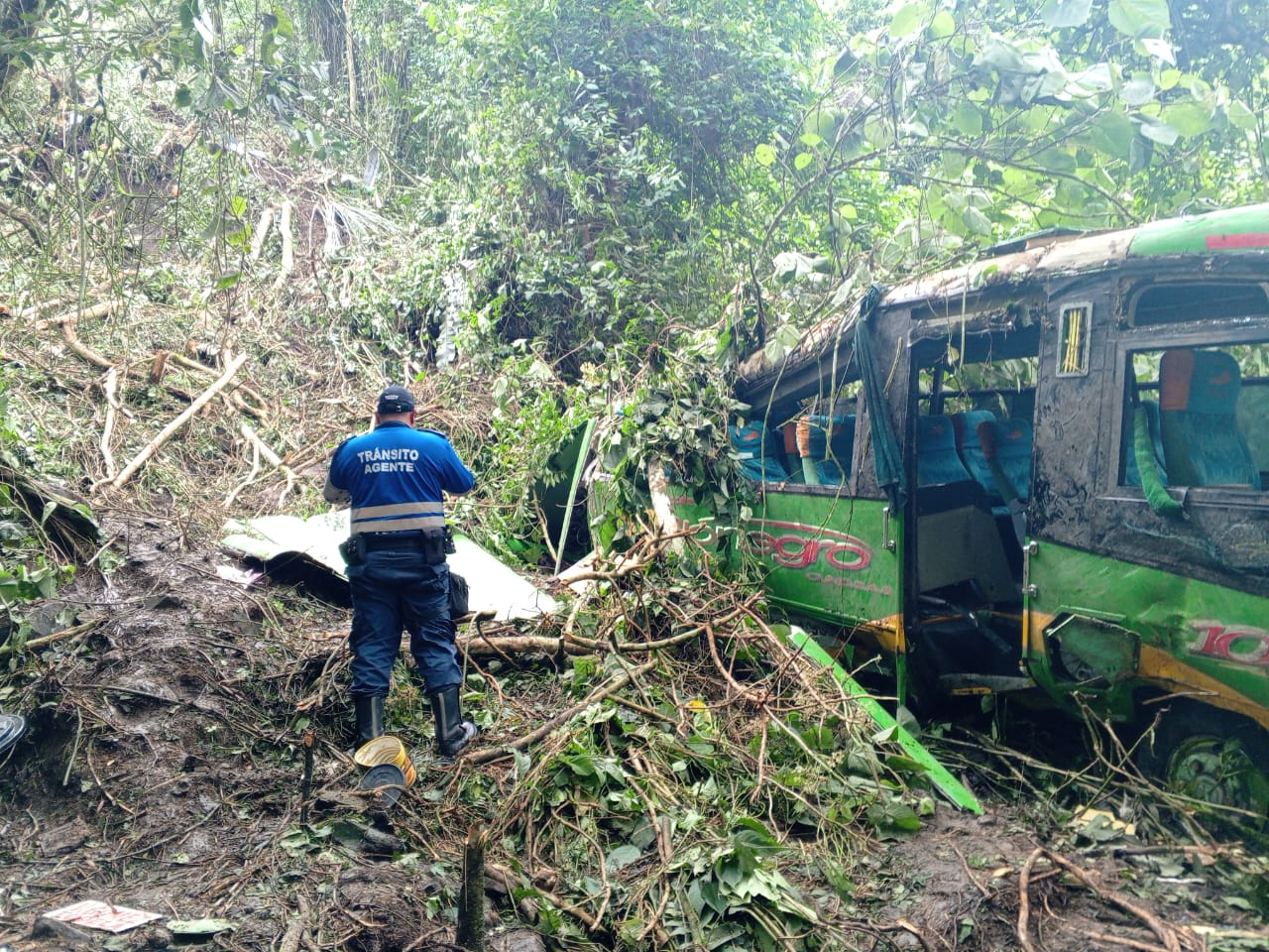 Murió conductor de bus que cayó a un abismo en Caparrapí: sube a cinco las víctimas