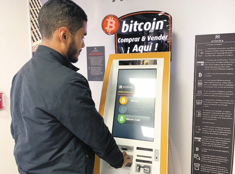 Bogotá dispone de cajeros electrónicos en los que se puede comprar y vender criptomonedas / Diego Ojeda
