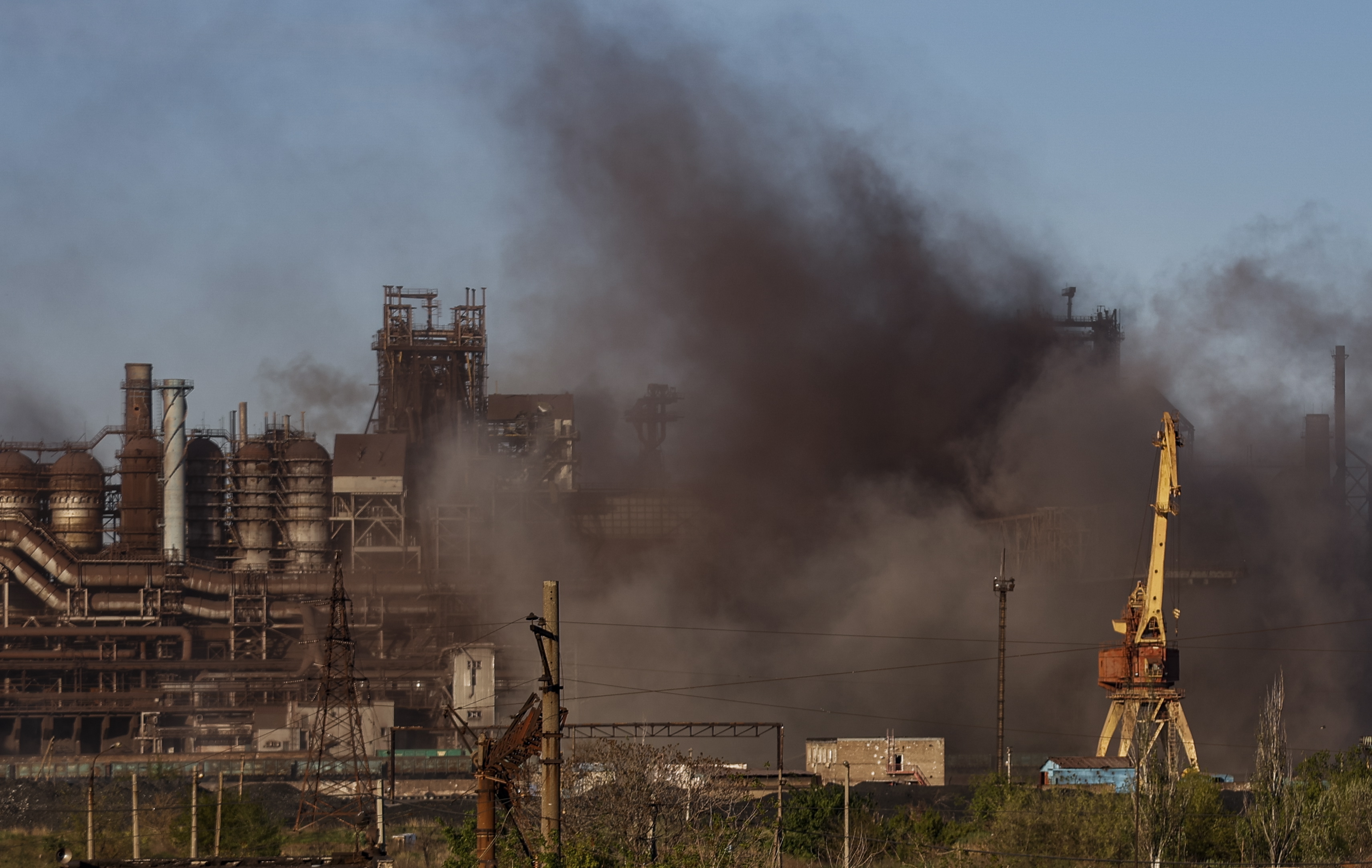 Continúa la resistencia desde Azovstal, en Mariúpol, en medio de muertes y escasez