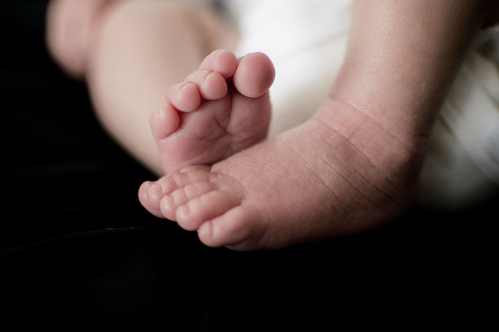 Vuelve y juega: rescatan a dos bebés abandonados en casa de Bogotá