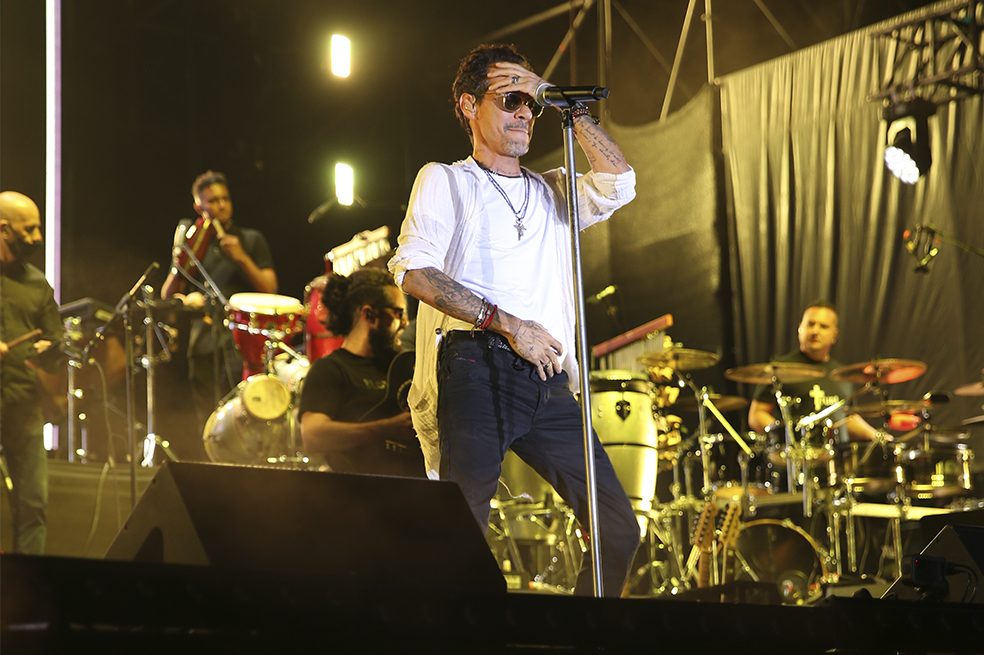 Marc Anthony inició su show con el éxito Valió la pena.