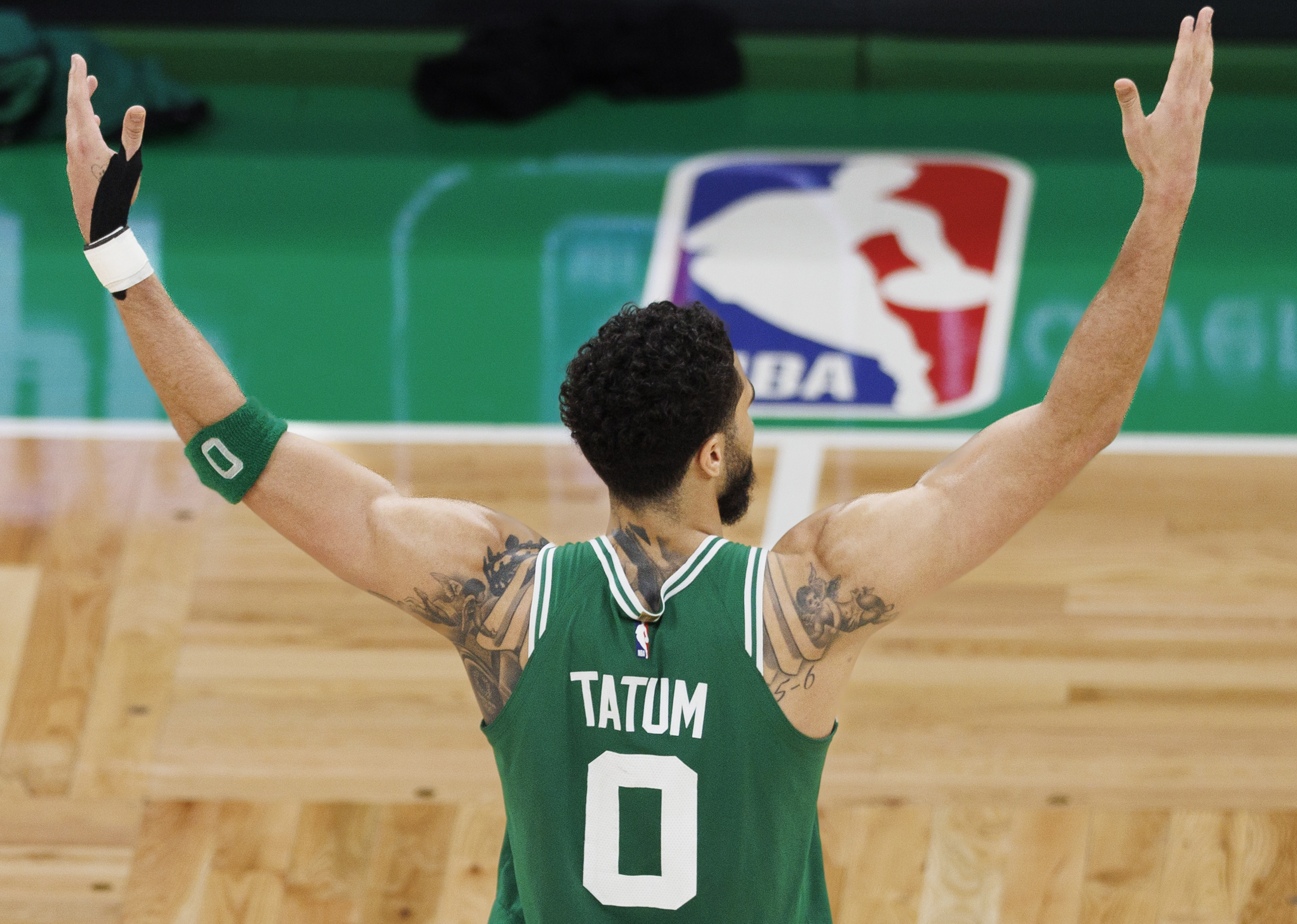 Boston (United States), 14/05/2023.- Boston Celtics forward Jayson Tatum gestures to the crowd as he is substituted out of the game during the fourth quarter of game seven of the Boston Celtics win of the NBA Eastern Conference semifinals series against the Philadelphia 76ers at the TD Garden in Boston, Massachusetts, USA, 14 May 2023. The Boston Celtics will face the Miami Heat in the Eastern Conference Finals game one on 17 May 2023. (Baloncesto, Estados Unidos, Filadelfia) EFE/EPA/CJ GUNTHER SHUTTERSTOCK OUT