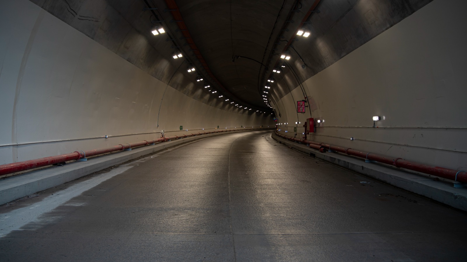 ¿A qué velocidad se debe conducir adentro de un túnel en Colombia? Existe una mínima