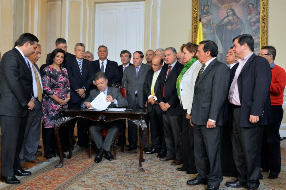 Presidente Santos sancionó la ley de presupuesto para 2014