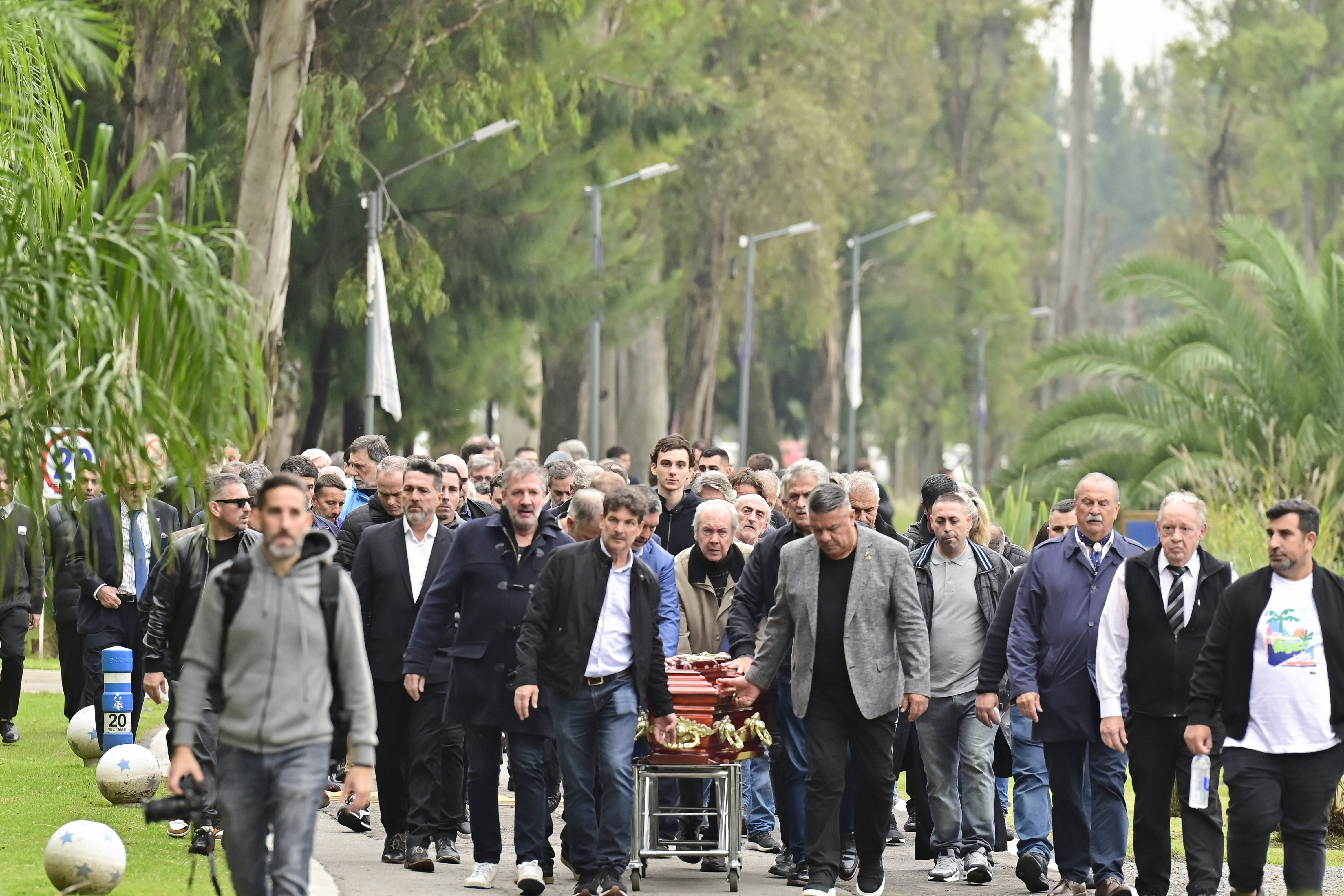 ¡Aplausos y lágrimas! Así fue el último adiós a Menotti en Argentina